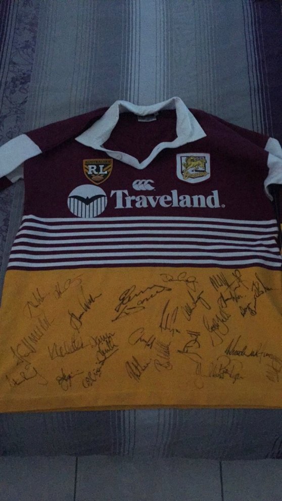 BRISBANE BRONCOS: Brisbane Broncos jersey with 22 signatures